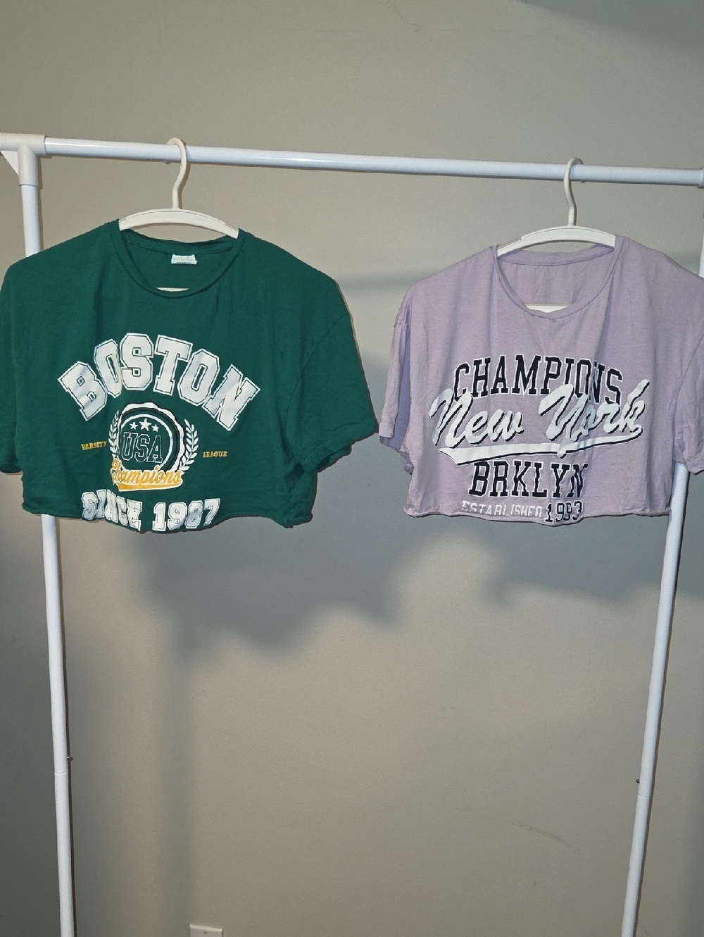 Lot Of 2 Crop Tops,Green Boston Graphic And New York Tee - Picture 1 of 8